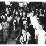 Anton Chráska s soprogo v krogu družine, 1947